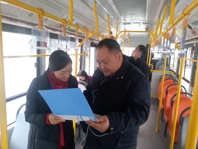 王利正在檢查車輛衛生.jpg