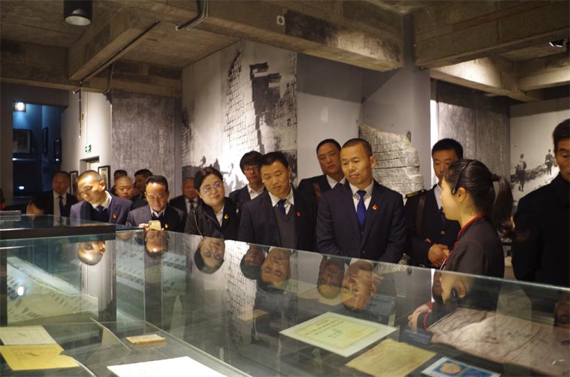 參觀抗日戰爭文獻資料.JPG